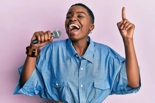 Jeune Femme Afro Américaine Chantant Une Chanson Aide Microphone Souriant — Photo