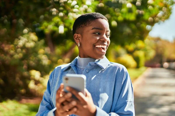 Jovem Afro Americana Sorrindo Feliz Usando Smartphone Cidade — Fotografia de Stock