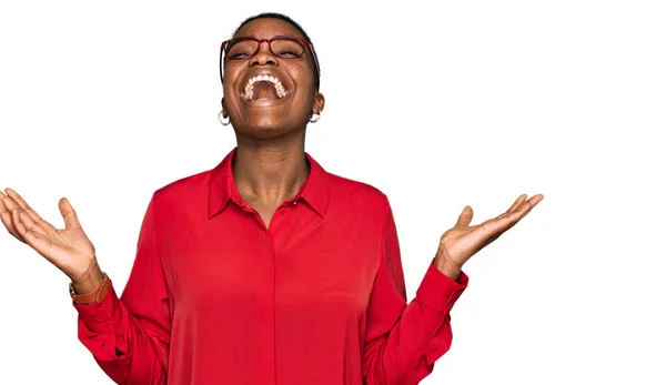 Mladá Afroameričanka Neformálním Oblečení Brýlích Oslavuje Šílenství Šílenství Úspěchu Zdviženýma — Stock fotografie