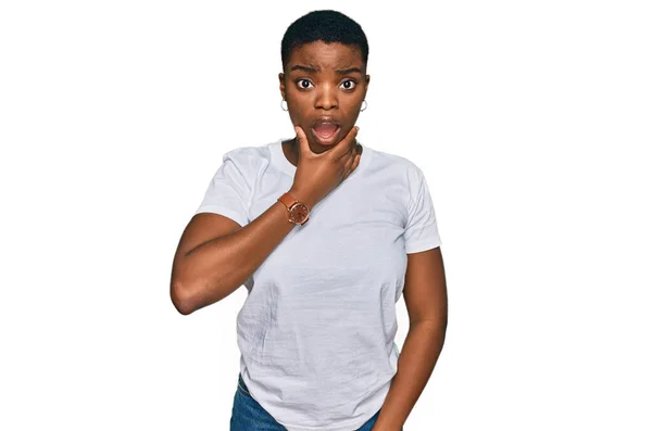 Gündelik Beyaz Tişört Giyen Afro Amerikalı Genç Bir Kadın Nançsızlığa — Stok fotoğraf