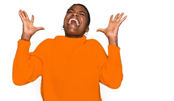 Jovem Afro Americana Vestindo Roupas Casuais Celebrando Loucos Loucos Pelo — Fotografia de Stock