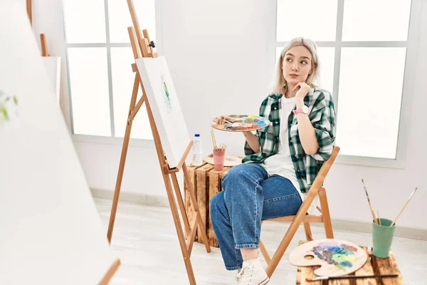 Mladá Umělkyně Maluje Plátno Ateliéru Rukou Bradě Přemýšlí Otázce Zamyšleném — Stock fotografie