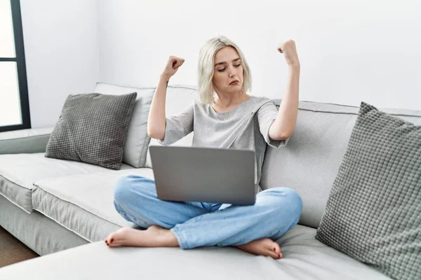 Genç Beyaz Kadın Evinde Dizüstü Bilgisayar Kullanıyor Koltukta Oturmuş Gururla — Stok fotoğraf