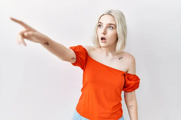 Young Caucasian Woman Standing Isolated Background Pointing Finger Surprised Ahead — Stock Photo, Image