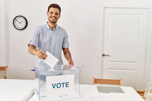 Young Hispanic Man Smiling Confident Voting Electoral College — Stock Photo, Image