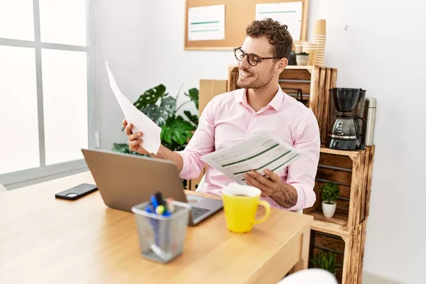 Ung Latinamerikan Man Läsa Dokument Som Arbetar Kontoret — Stockfoto