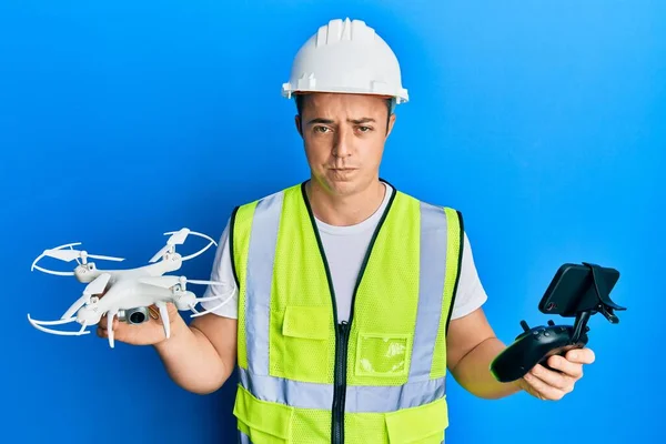 Bonito Jovem Vestindo Segurança Duro Usando Drone Controle Cético Nervoso — Fotografia de Stock