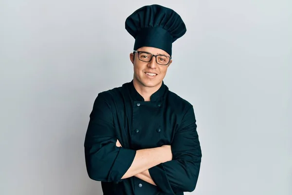 Joven Guapo Con Uniforme Cocinero Profesional Sombrero Cara Feliz Sonriendo —  Fotos de Stock