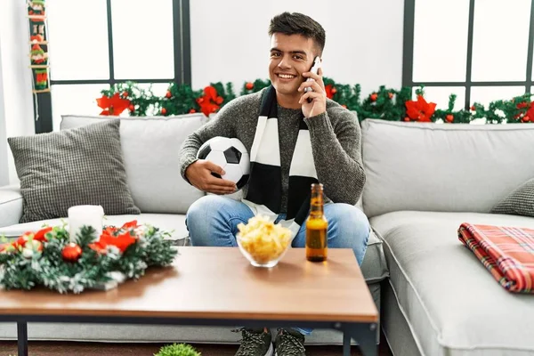 Jovem Hispânico Apoiando Jogo Futebol Falando Smartphone Sentado Sofá Pela — Fotografia de Stock
