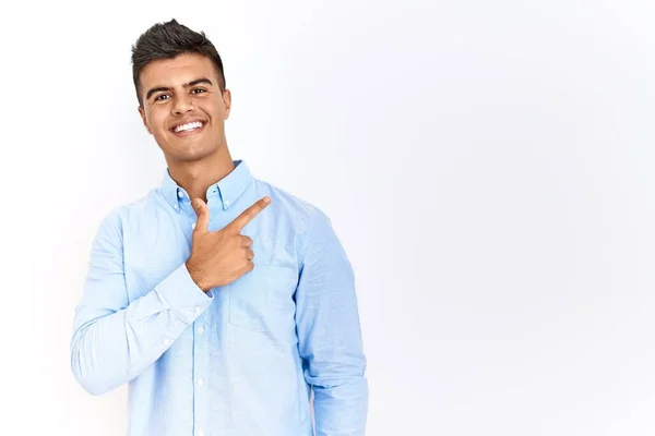 Νεαρός Ισπανός Που Φοράει Επαγγελματική Μπλούζα Και Στέκεται Πάνω Από — Φωτογραφία Αρχείου