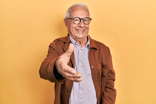 Homem Sênior Com Cabelos Grisalhos Vestindo Jaqueta Casual Óculos Sorrindo — Fotografia de Stock