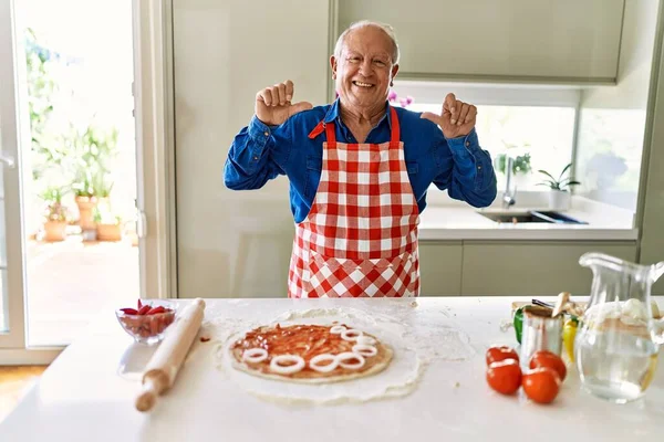 Hombre Mayor Con Pelo Gris Cocinando Pizza Cocina Casera Mirando —  Fotos de Stock