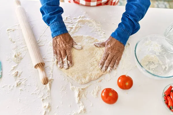 Homem Sênior Cozinhar Massa Pizza Com Mãos Cozinha — Fotografia de Stock