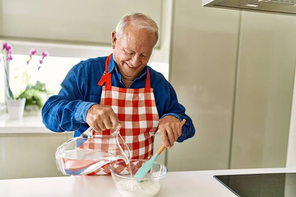 Senior Άνθρωπος Χαμογελά Αυτοπεποίθηση Ζύμη Μαγείρεμα Στην Κουζίνα — Φωτογραφία Αρχείου