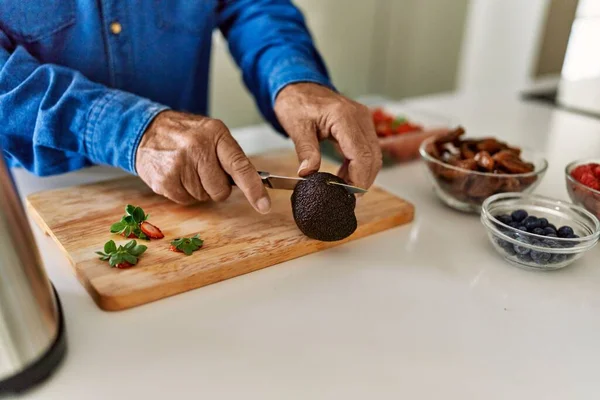 Senior Man Snijden Avocado Keuken — Stockfoto