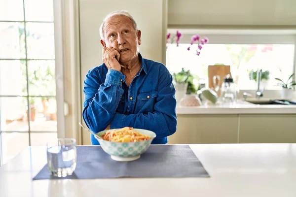 Hombre Mayor Con Pelo Gris Comiendo Espaguetis Pasta Casa Con — Foto de Stock