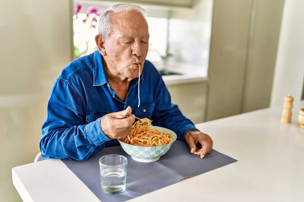 Starší Muž Špagety Kuchyni — Stock fotografie