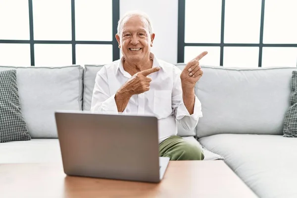 Старший Чоловік Використовує Ноутбук Вдома Сидячи Дивані Посміхаючись Дивлячись Камеру — стокове фото