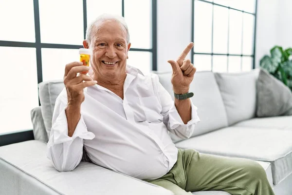 Senior Man Håller Piller Glada Med Ett Leende Ansiktet Pekar — Stockfoto