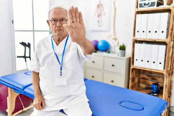 Senior Sjukgymnast Man Som Arbetar Smärta Återhämtning Klinik Gör Sluta — Stockfoto