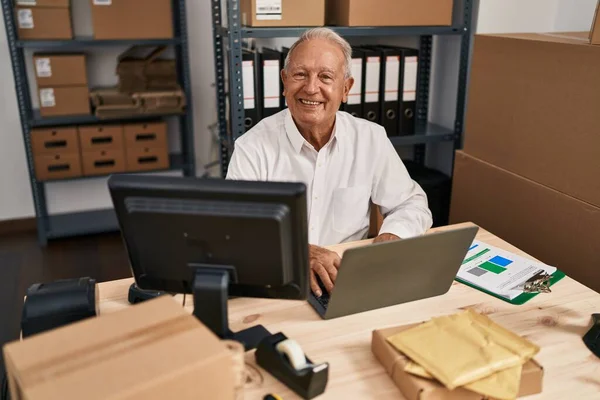 Vezető Férfi Kereskedelmi Üzletember Laptopot Használ Irodában — Stock Fotó