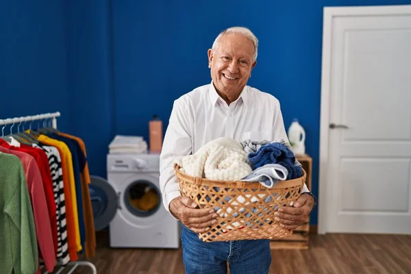 Homme Âgé Avec Les Cheveux Gris Tenant Panier Linge Maison — Photo