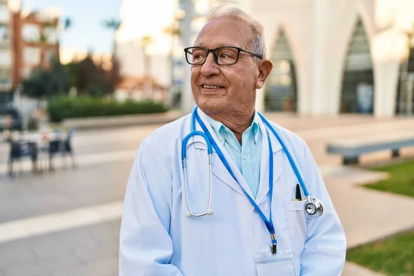 Hombre Mayor Vistiendo Uniforme Médico Pie Calle —  Fotos de Stock