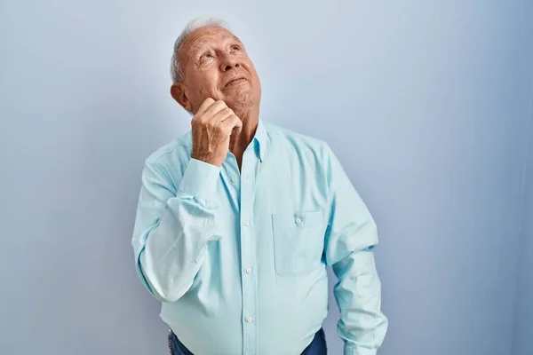 Uomo Anziano Con Capelli Grigi Piedi Sfondo Blu Con Mano — Foto Stock