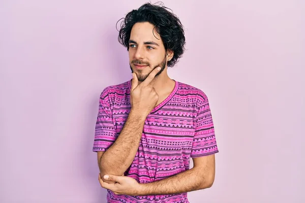 Hezký Hispánec Obyčejné Růžové Košili Rukou Bradě Přemýšlející Otázce Zamyšleném — Stock fotografie