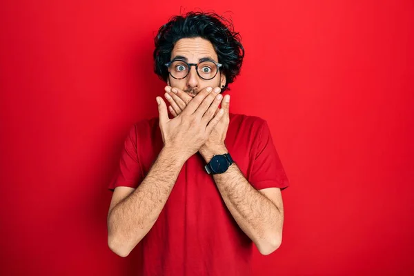 Jóképű Spanyol Férfi Alkalmi Pólót Szemüveget Visel Véletlenül Eltakarta Száját — Stock Fotó
