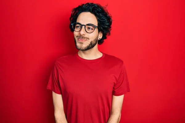 Όμορφος Ισπανός Άντρας Που Φοράει Casual Μπλουζάκι Και Γυαλιά Χαμογελώντας — Φωτογραφία Αρχείου