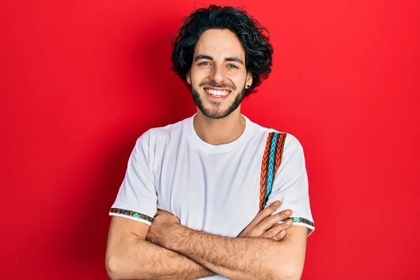 Όμορφος Ισπανός Που Φοράει Λευκό Μπλουζάκι Χαρούμενο Πρόσωπο Χαμογελώντας Σταυρωμένα — Φωτογραφία Αρχείου