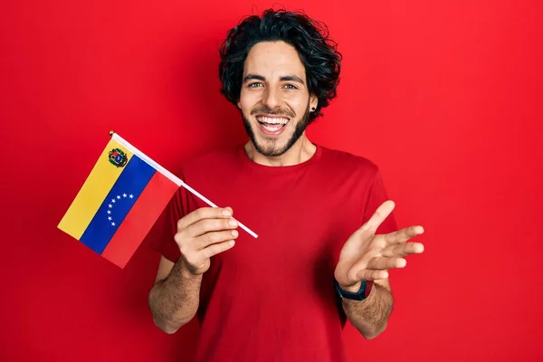 Bonito Homem Hispânico Segurando Bandeira Venezuelana Celebrando Realização Com Sorriso — Fotografia de Stock