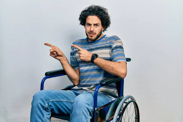 Tekerlekli Sandalyede Oturan Yakışıklı Spanyol Bir Yana Endişeli Gergin Endişeli — Stok fotoğraf