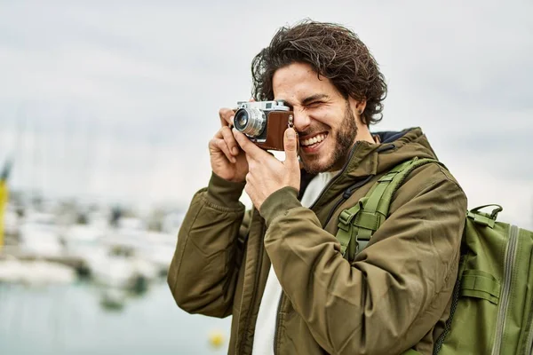 Bonito Hispânico Homem Usando Câmera Vintage Por Porto Marina — Fotografia de Stock
