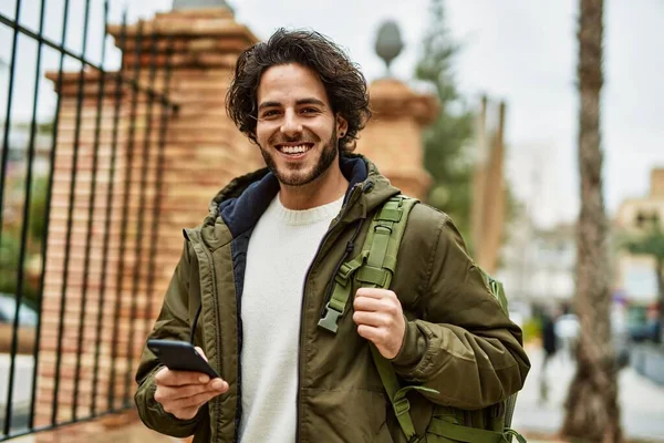 Bonito Homem Hispânico Usando Smartphone Cidade — Fotografia de Stock