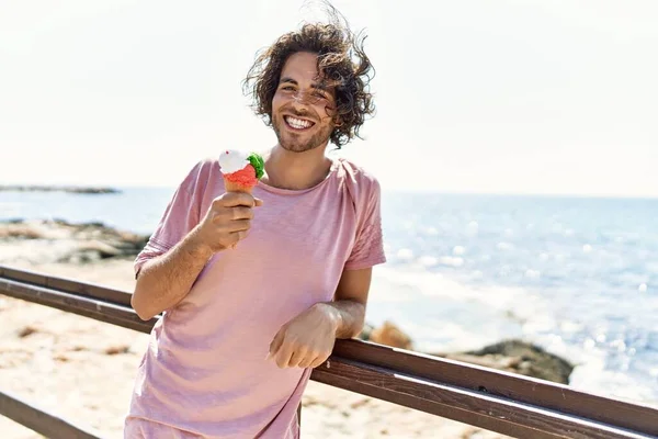 Jeune Homme Hispanique Souriant Heureux Manger Crème Glacée Plage — Photo