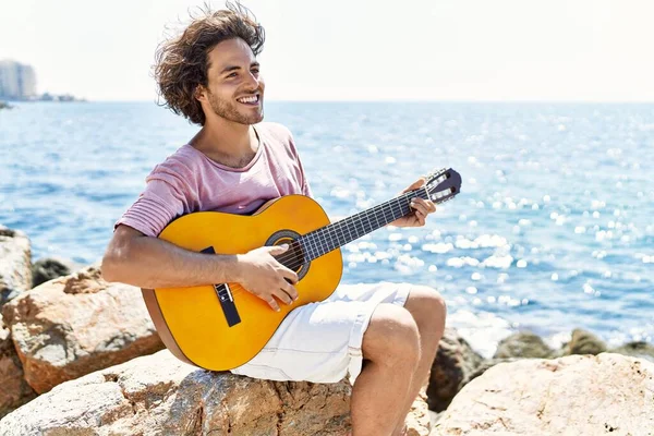 Ung Latinamerikan Spelar Klassisk Gitarr Sittandes Klippan Stranden — Stockfoto