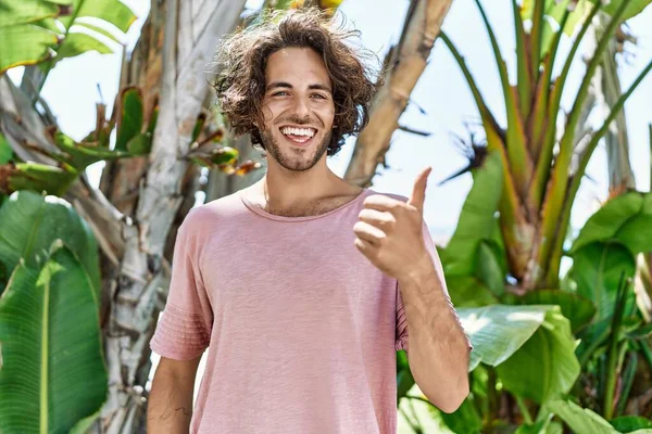 Young Hispanic Man Outdoors Sunny Day Smiling Happy Positive Thumb — ストック写真