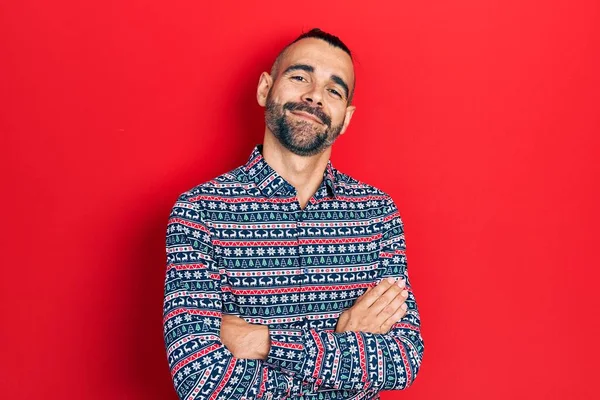 Mladý Hispánec Oblečený Neformálního Oblečení Usmívá Zkříženýma Rukama Dívá Kamery — Stock fotografie