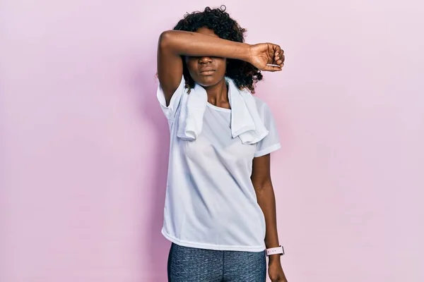 Young African American Woman Wearing Sportswear Towel Covering Eyes Arm — Stok fotoğraf