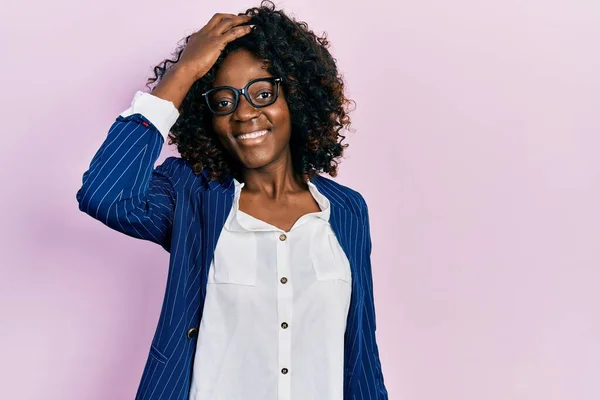 Mladý Africký Američan Žena Sobě Obchodní Oblečení Brýle Úsměvem Jistý — Stock fotografie