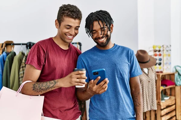 Dva Muži Přátelé Držící Nákupní Tašky Pomocí Smartphone Obchodě Oblečením — Stock fotografie