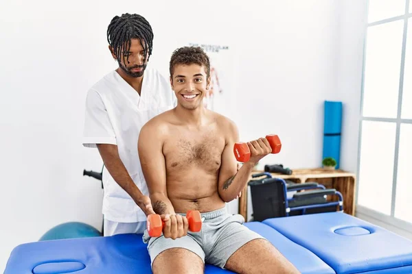 Dois Homens Fisioterapeuta Paciente Tendo Sessão Reabilitação Usando Halteres Clínica — Fotografia de Stock