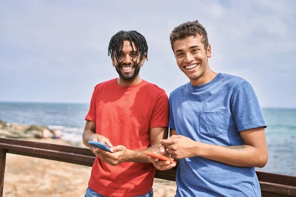 Dos Hombre Afroamericano Sonriendo Feliz Usando Smartphone Playa —  Fotos de Stock