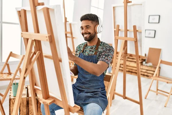 Genç Afrikalı Amerikalı Sanatçı Gülümsüyor Müzik Dinlemekten Resim Yapmaktan Mutlu — Stok fotoğraf
