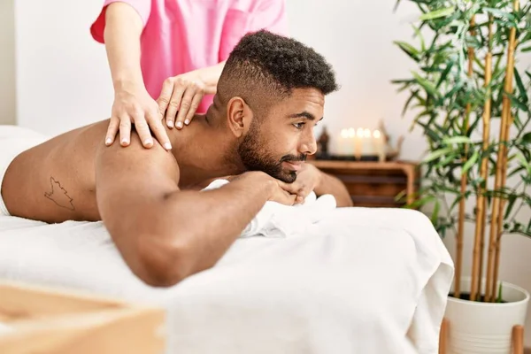 Ung Afrikansk Amerikan Ler Glad Mottar Tillbaka Massage Skönhetscentret — Stockfoto