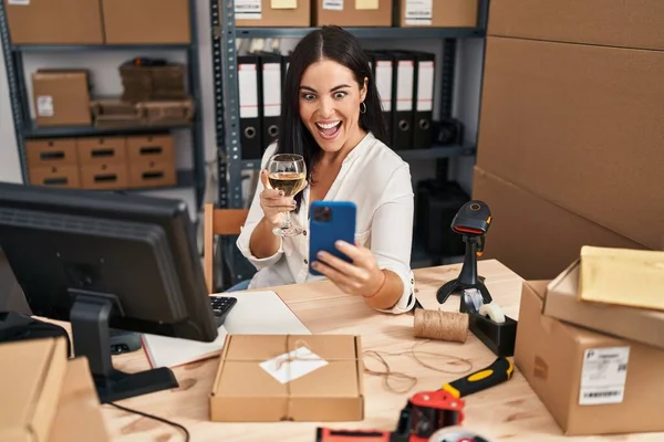 Genç Spanyol Kadın Şarap Içiyor Akıllı Telefon Kullanıyor Gülüşmeler Kahkahalar — Stok fotoğraf