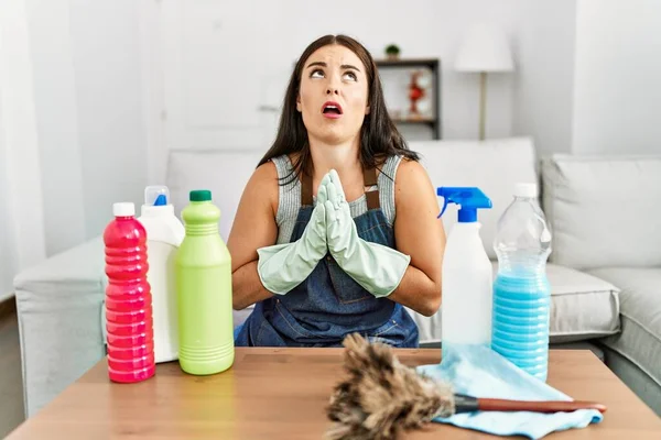 Genç Esmer Kadın Daha Temiz Önlük Eldiven Giyerek Evini Temizliyor — Stok fotoğraf
