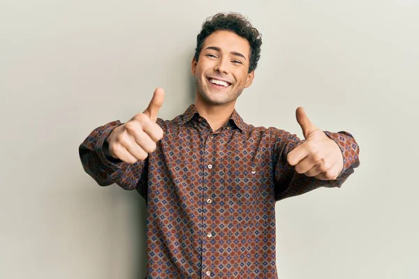 Schöner Hispanischer Mann Lässiger Kleidung Der Zustimmend Positive Gesten Mit — Stockfoto